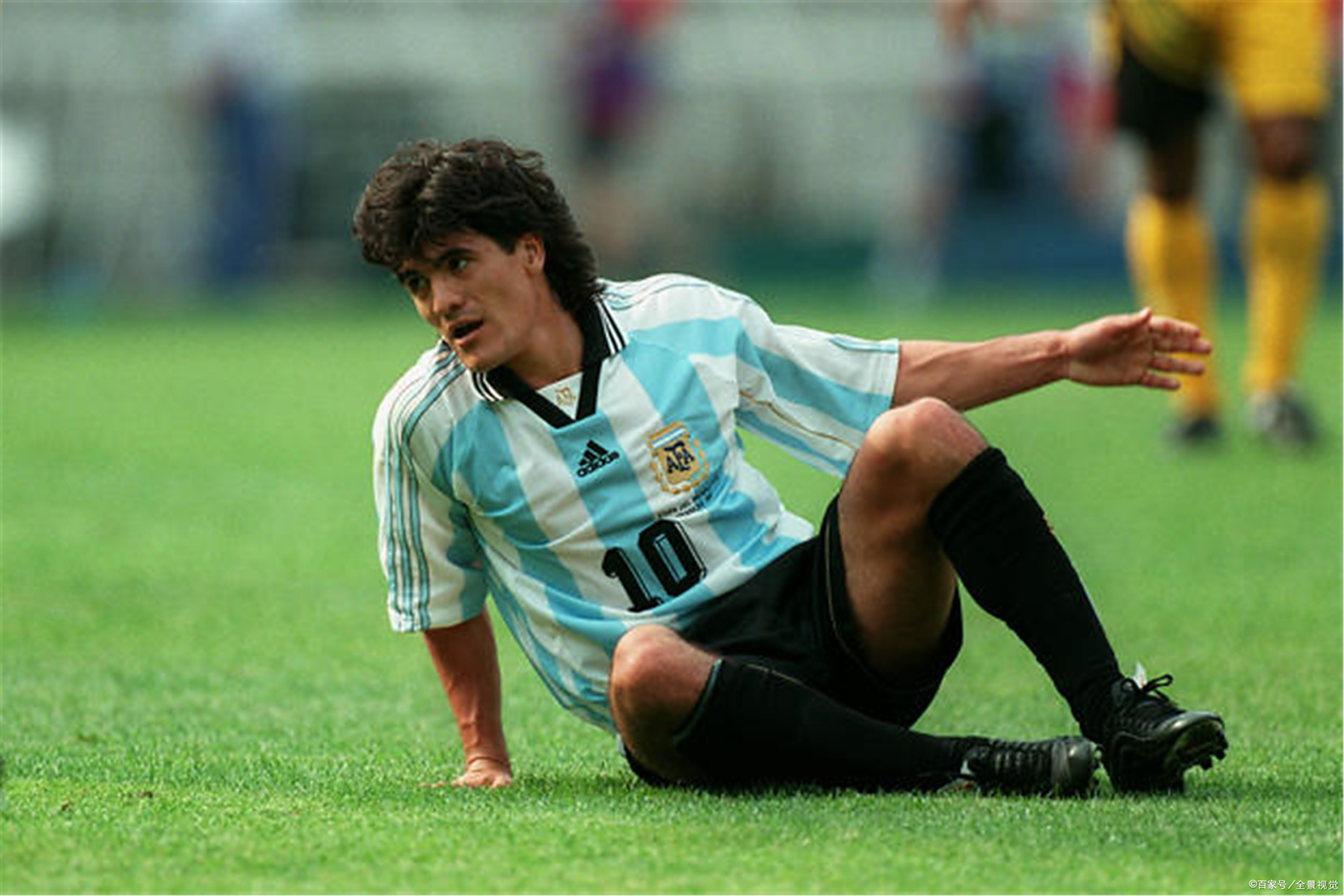 开云体育直播 赛前体能课后，瓦伦西亚防线松动备战亚冠，信心回归，身体对抗强度拉满