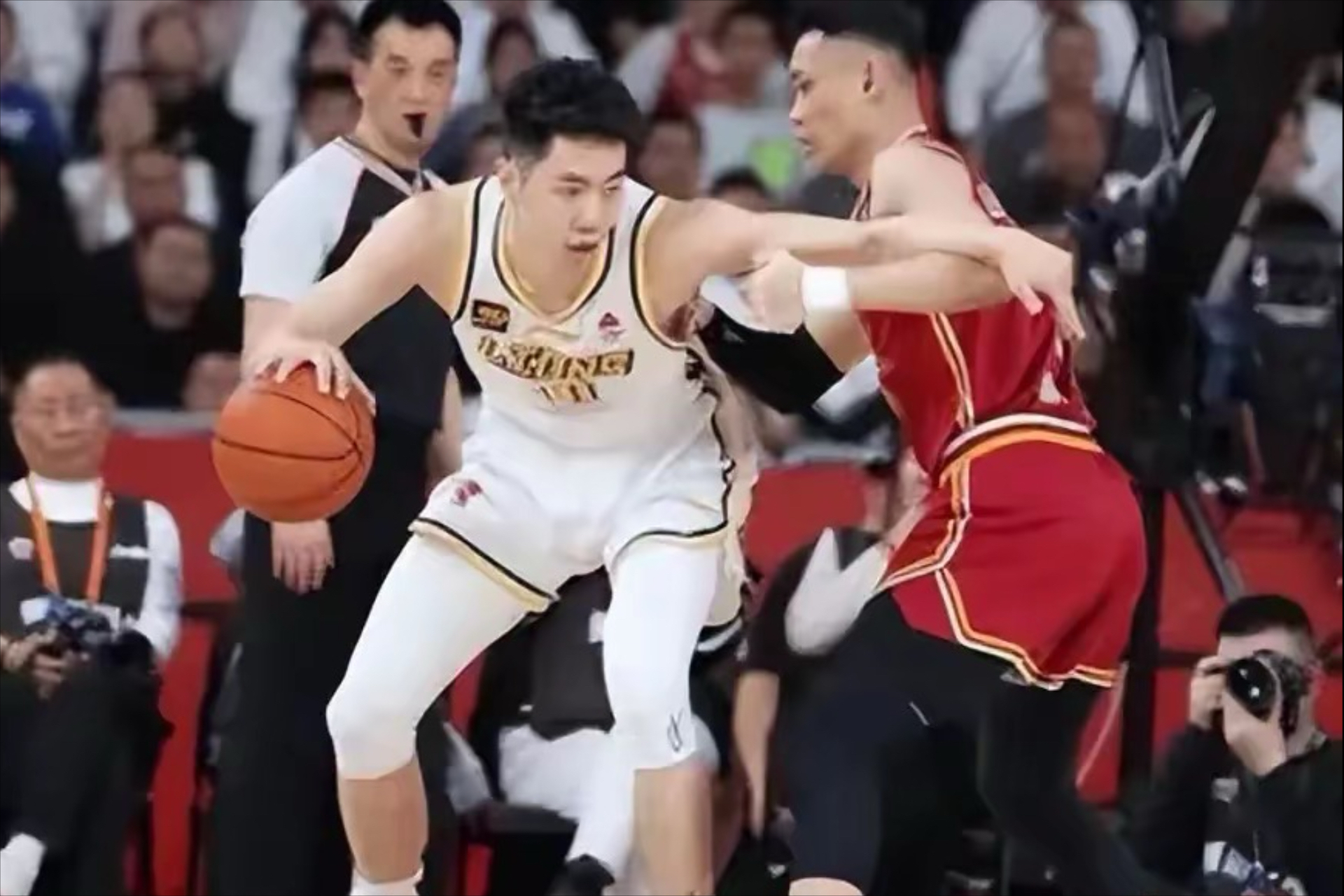 CBA季后赛赛程吃紧；奥兰多魔术冲刺阶段内部沟通；质疑声仍在；身体对抗强度拉满的简单介绍